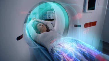 Kadın MRI ya da CT tarama prosedüründen geçiyor. Yatakta makinenin içinde yatıyor. Kadın hastaların beyin ve vücut taramalarının VFX animasyonu. Modern tıp laboratuarında Ai ile gelişmiş gerçeklik ekipmanları.