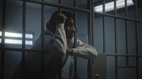 Aufgebrachte Afroamerikanische Teenager Mit Tätowierungen Gesicht Stehen Gefängniszellen Gefängnis Oder — Stockfoto