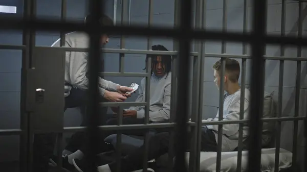 Tre Multietniska Tonårsfångar Spelar Kort Fängelsecellen Unga Brottslingar Avtjänar Fängelsestraff — Stockfoto
