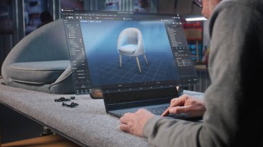 Mobilya tasarımcısı, şık ahşap sandalyenin dijital 3D modelini yaratıyor, dizüstü bilgisayarda marangozluk projesini hazırlıyor. Mobilya tasarımı ve 3D modelleme için profesyonel ai yazılımının sanal görüntüsü.