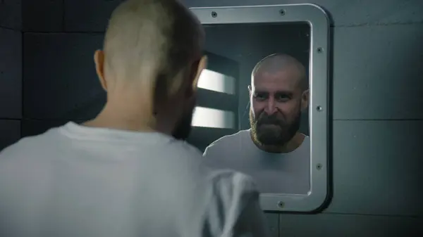 Muž Zločinec Utře Obličej Ručníkem Vážně Sebe Podívá Zrcadla Vězeňské — Stock fotografie