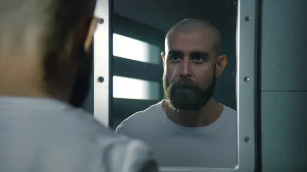 Мужчина Заключенный Вытирает Лицо Полотенцем Агрессивно Смотрит Себя Зеркало Тюремной — стоковое фото