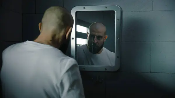 Muž Utře Obličej Ručníkem Agresivně Sebe Podívá Zrcadla Vězeňské Cele — Stock fotografie