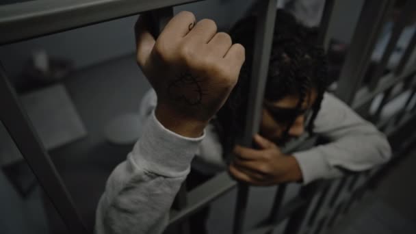 Der Depressive Afroamerikanische Teenager Steht Einer Gefängniszelle Gefängnis Hält Metallstangen — Stockvideo