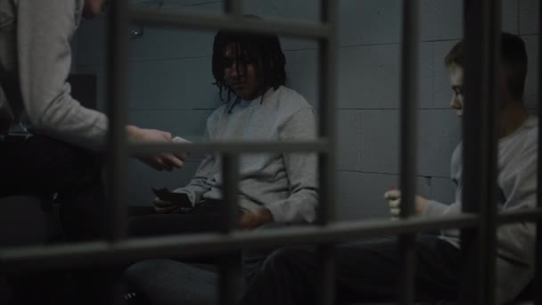 Drei Unterschiedliche Teenager Spielen Der Gefängniszelle Kartenspiele Junge Häftlinge Verbrecher — Stockvideo