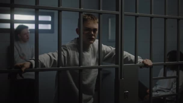 Portret Van Diverse Tiener Gevangenen Achter Metalen Tralies Gevangenis Cel — Stockvideo