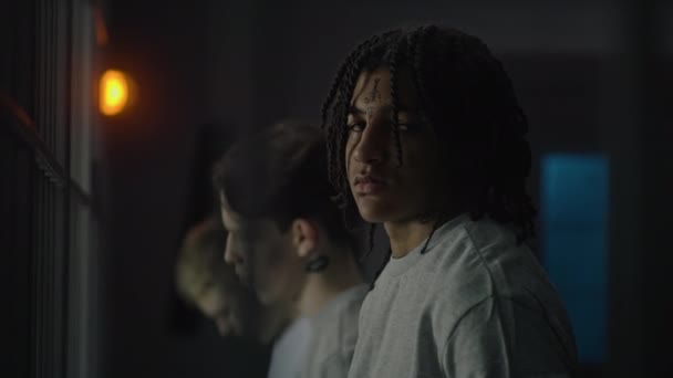 Afroamerikanische Teenager Stehen Mit Kaukasischen Jungen Der Nähe Der Gefängniszelle — Stockvideo