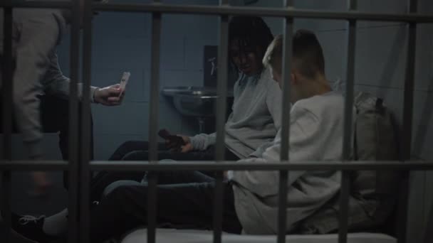 Drie Verschillende Tieners Spelen Kaartspellen Cel Jonge Gevangenen Criminelen Zitten — Stockvideo