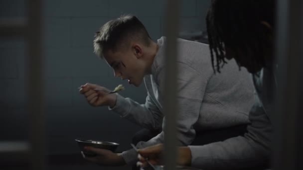 Divers Jeunes Prisonniers Mangent Nourriture Dégoûtante Dans Des Bols Fer — Video