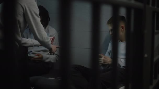 Мультикультурные Молодые Преступники Играют Карты Тюремной Камере Подростки Отбывают Тюремный — стоковое видео