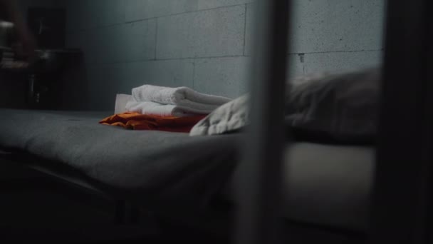 Prisioneiro Coloca Uniforme Laranja Acessórios Banheiro Cama Cela Prisão Criminoso — Vídeo de Stock