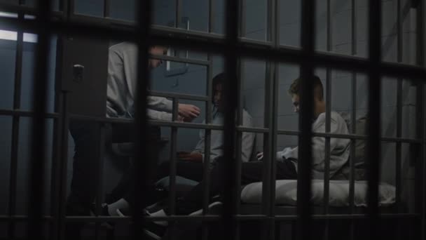 Мультикультурные Молодые Преступники Играют Карты Тюремной Камере Подростки Отбывают Тюремный — стоковое видео