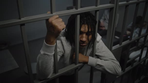 Adolescent Afro Américain Colère Tient Prison Tient Des Barreaux Métalliques — Video