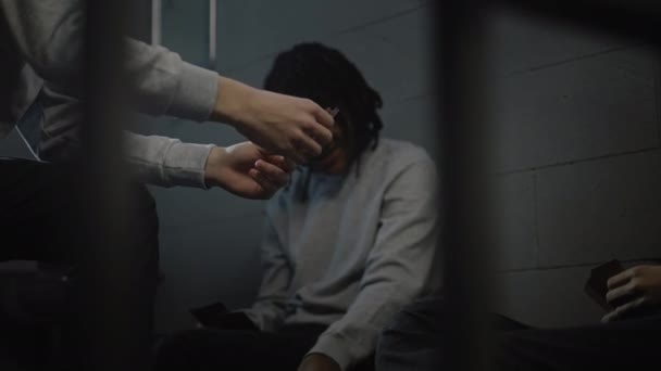 Tre Multietniska Tonårsfångar Spelar Kort Fängelsecellen Unga Fångar Avtjänar Fängelsestraff — Stockvideo