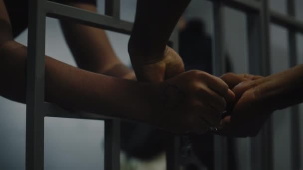 Alcaide Quita Las Esposas Joven Prisionero Los Adolescentes Multiétnicos Cumplen — Vídeo de stock