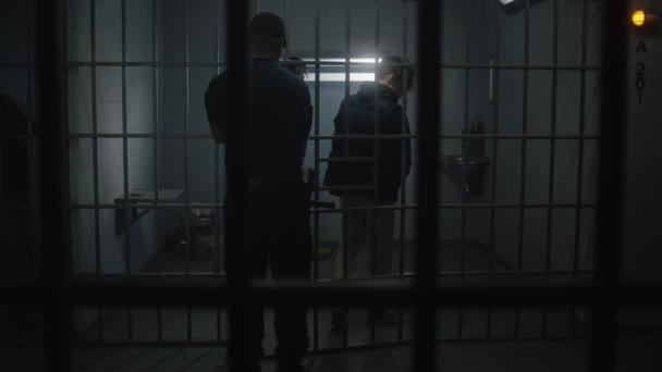 Ředitel Přivede Mladého Vězně Cely Sundá Pouta Mnohonárodnostní Teenageři Odpykávají — Stock video