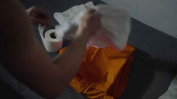 Närbild Manlig Fånge Sätta Orange Fängelse Uniform Badhandduk Och Toalettpapper — Stockvideo