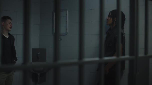 Група Підлітків Язнених Розмовляє Один Одним Тюремній Камері Багато Етнічних — стокове відео