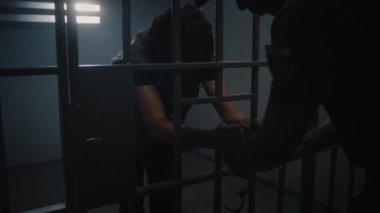 Hapishane müdürü demir parmaklıkların arkasında duran genç mahkumun kelepçelerini çıkarıyor. Çok ırklı gençler ıslah evinde ya da gözaltı merkezinde hapis yatıyorlar. Hücredeki suçlu mahkumlar.