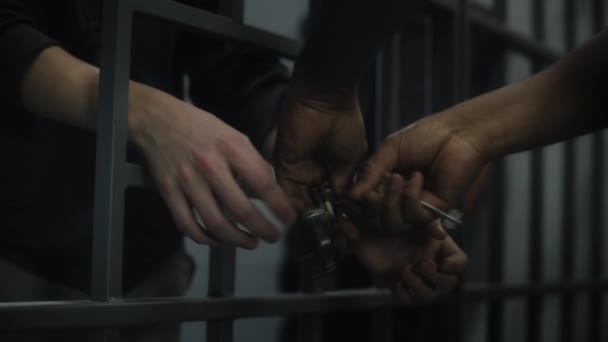Naczelnik Zdejmuje Kajdanki Młodemu Więźniowi Wieloetniczni Nastolatkowie Odbywają Karę Pozbawienia — Wideo stockowe