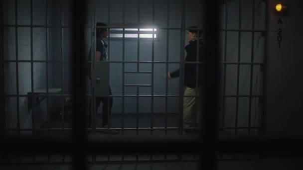 Mnohonárodnostní Teenageři Bojují Vězeňské Cele Mladý Americký Zločinec Tlačí Spoluvězně — Stock video