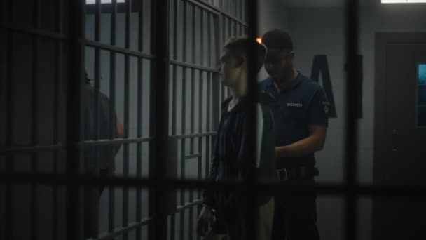 Director Traz Novo Prisioneiro Para Cela Tira Algemas Adolescentes Multi — Vídeo de Stock