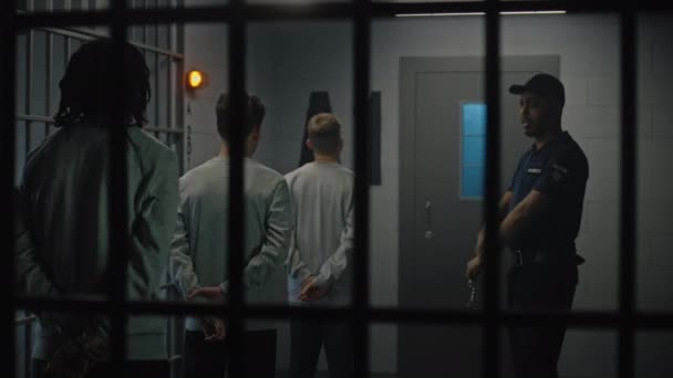 Fangerne Står Nærheden Fængselscellen Fængselsinspektøren Taler Med Dem Multikulturelle Teenagere – Stock-video