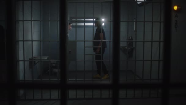 Mnohonárodnostní Teenageři Bojují Vězeňské Cele Mladý Zločinec Tlačí Spoluvězně Ředitel — Stock video