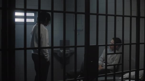 複数の十代の囚人が刑務所で話し 刑務所や若者の拘置所で犯罪の刑期を過ごしている アフリカ系アメリカ人の囚人は 若い犯罪者や囚人が前景を通り抜ける — ストック動画