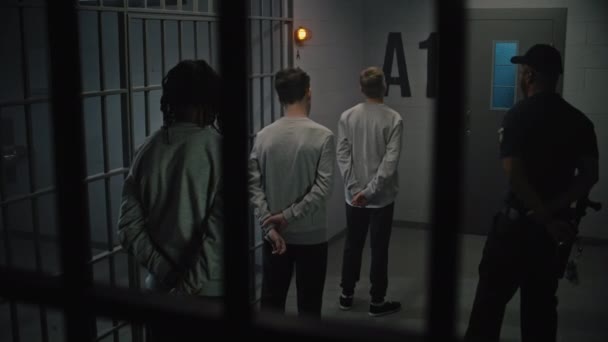Skupina Vězňů Stojí Poblíž Cely Ředitel Nimi Mluví Mnohonárodnostní Teenageři — Stock video