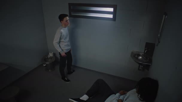 Två Multietniska Tonåringar Talar Att Avtjäna Fängelsestraff För Brott Fängelset — Stockvideo