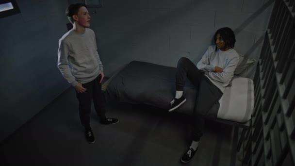 Två Multietniska Tonårsfångar Avtjänar Fängelsestraff Går Runt Fängelsecellen Annan Sitter — Stockvideo