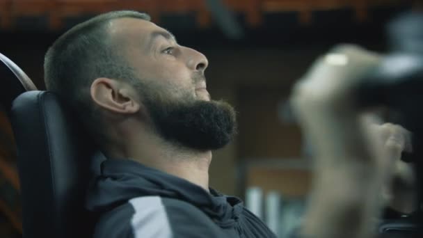 Athlète Respire Profondément Travailler Sur Machine Dans Salle Gym Moderne — Video