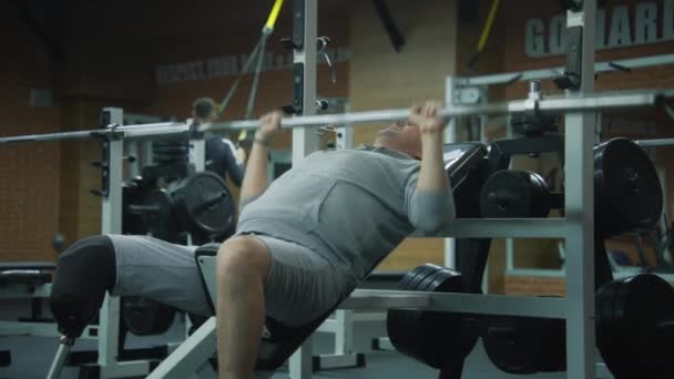 Motivovaný Sportovec Protézou Nohy Vlaky Prázdným Činkou Moderním Fitness Centru — Stock video