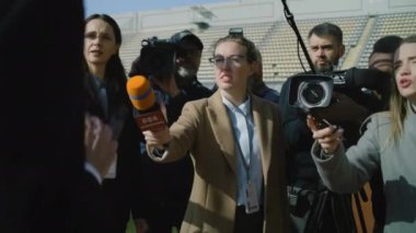 Futbol stadyumundaki TV haberleri için basın konferansında özel yatırımcıyla röportaj. Futbol takımı başkanı basın sorularını cevaplıyor ve röportaj veriyor. Basın kampanyası sırasında ilham verici bir konuşma.