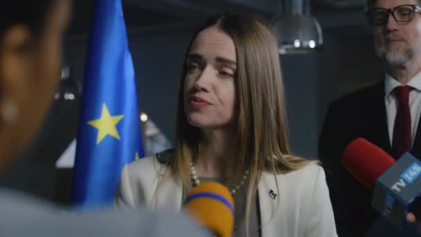 欧州連合の真剣な女性政治家や領事館はジャーナリストの質問に答え 政府ビルでメディアやテレビのニュースにインタビューする 記者会見でのキャンペーンスピーチ — ストック動画