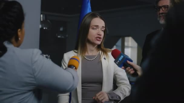 欧州連合の女性代表がテレビジャーナリストと話し 政治的交渉の後 欧州議会のメディアにインタビューを行った 報道キャンペーン中のEu政治家 — ストック動画