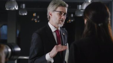 Amerika Birleşik Devletleri Başkanı gazetecilerin sorularını yanıtlıyor ve hükümet binasında medya ve televizyon haberleri için röportaj veriyor. Basın toplantısı sırasında sinirli Amerikalı politikacı.