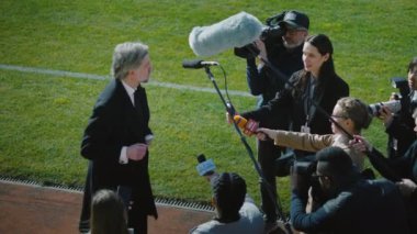 SEO ya da futbol takımı yöneticisi, maçtan önce basın sorularını yanıtlıyor ve futbol sahasının yakınında röportaj veriyor. Haber muhabirlerinin doldurduğu özel yatırımcı. Basın konferansında ilham verici bir konuşma..