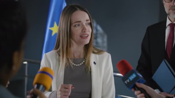 Pozytywna Przedstawicielka Unii Europejskiej Rozmawia Dziennikarzami Prasowymi Udziela Wywiadów Mediom — Wideo stockowe