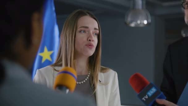 欧盟自信的女政治家或女领事回答记者的问题 在政府大楼接受媒体和电视新闻采访 新闻发布会上的政治演讲 — 图库视频影像