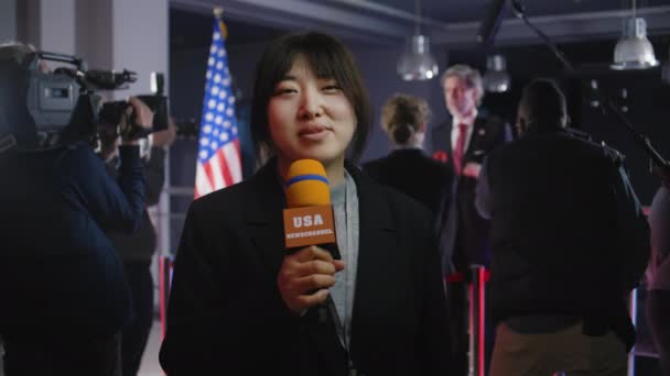 Azjatycka Prezenterka Donosi Żywo Budynku Rządowego Dziennikarka Prowadzi Audycję Telewizyjną — Wideo stockowe