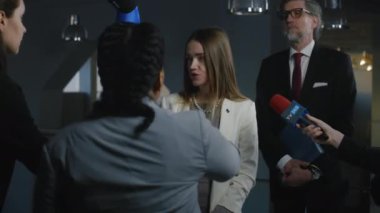 Avrupa Birliği 'nin ciddi kadın temsilcisi gazetecilerin sorularını yanıtlıyor ve Avrupa Parlamentosu binasında medya ve televizyon için röportaj veriyor. AB siyasetçisi basın toplantısında.