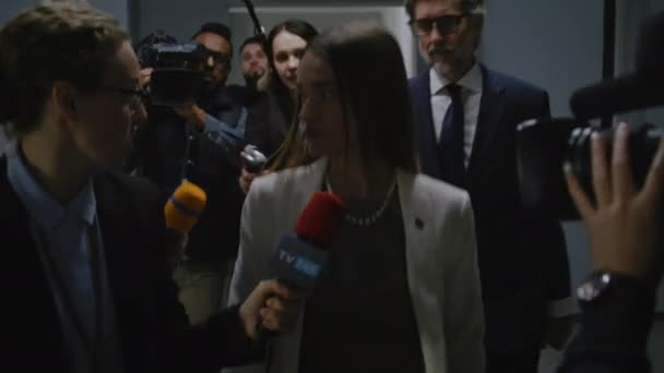 Euの女性政治家は報道機関にインタビューすることを拒否し 政府の建物の廊下を素早く歩く ニュースジャーナリストの群衆に囲まれた欧州連合代表 — ストック動画