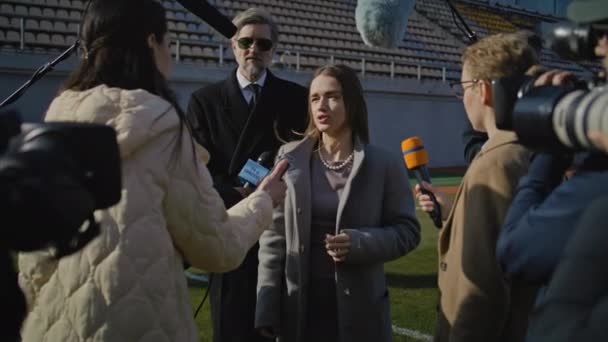 Dois Representantes Organização Respondem Perguntas Imprensa Dão Entrevista Estádio Futebol — Vídeo de Stock