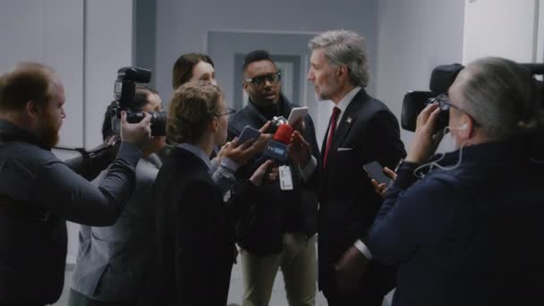 自信的美国外交官回答媒体提问 并在政府大楼走廊接受媒体采访 忙碌的共和政治家被一群记者包围着 热键问题 — 图库视频影像