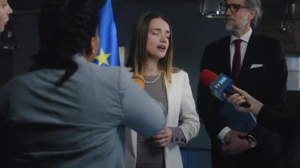 ヨーロッパの女性政治家はジャーナリストの質問に答え 欧州議会ビルでメディアのインタビューを行った テレビ記者会見で欧州連合代表 ホットボタンの問題 — ストック動画