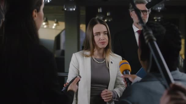 Pozytywne Kobiety Polityk Lub Konsul Unii Europejskiej Odpowiada Pytania Dziennikarzy — Wideo stockowe