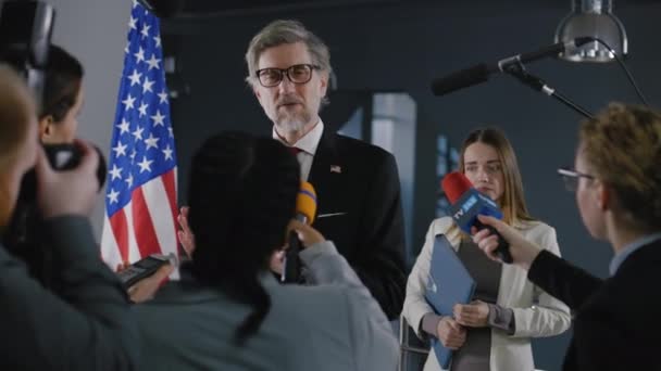 Ciddi Amerikalı Erkek Politikacı Gazetecilerle Konuşuyor Soruları Cevaplıyor Hükümet Binasında — Stok video