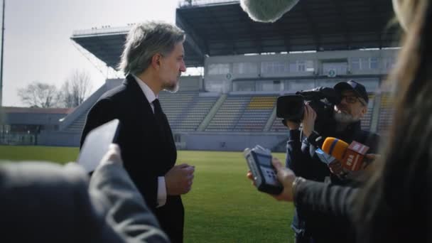 Ιδιωτικός Επενδυτής Γεμάτος Δημοσιογράφους Ειδήσεων Κοντά Στο Γήπεδο Ποδοσφαίρου Seo — Αρχείο Βίντεο